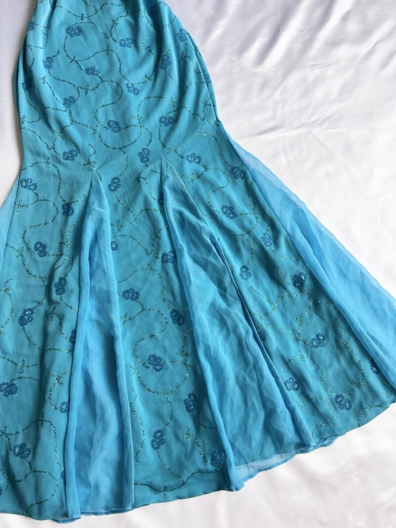 adorable long light blue dress with scarf - Imagen 4