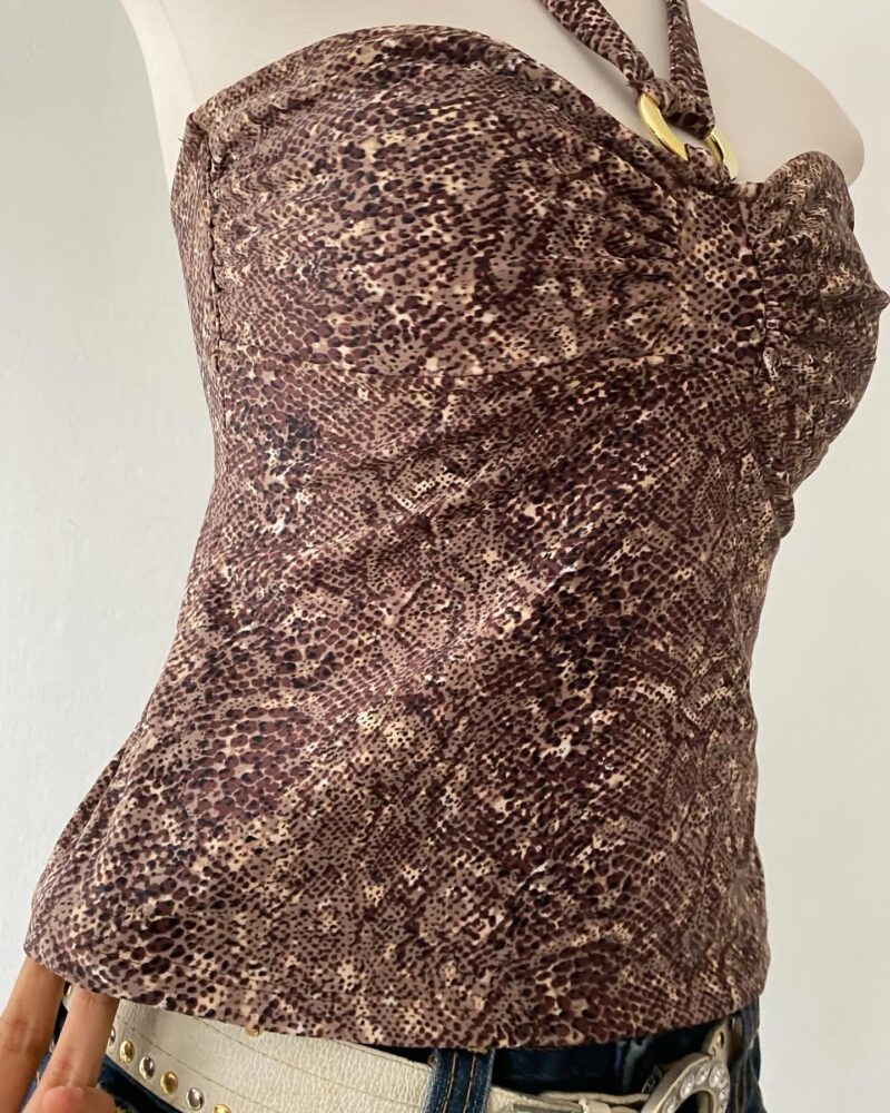 snake print top with gold hoop - Imagen 3