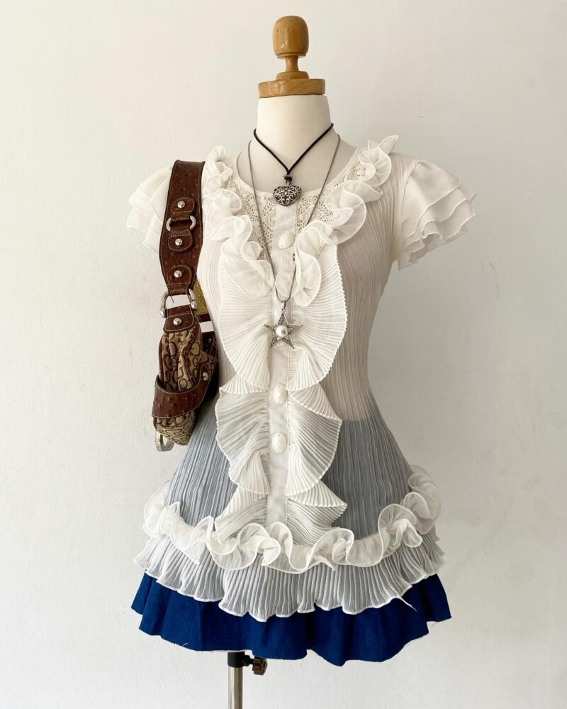 Adorable coquette blouse