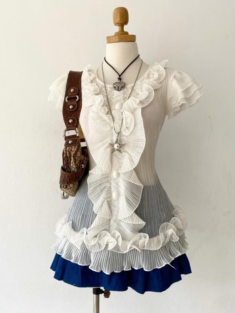 Adorable coquette blouse