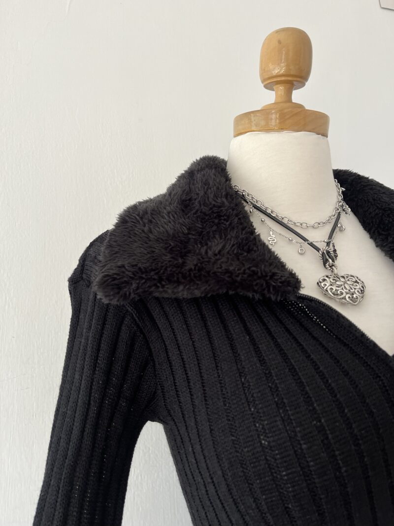 Black cardigan with plush - Imagen 2