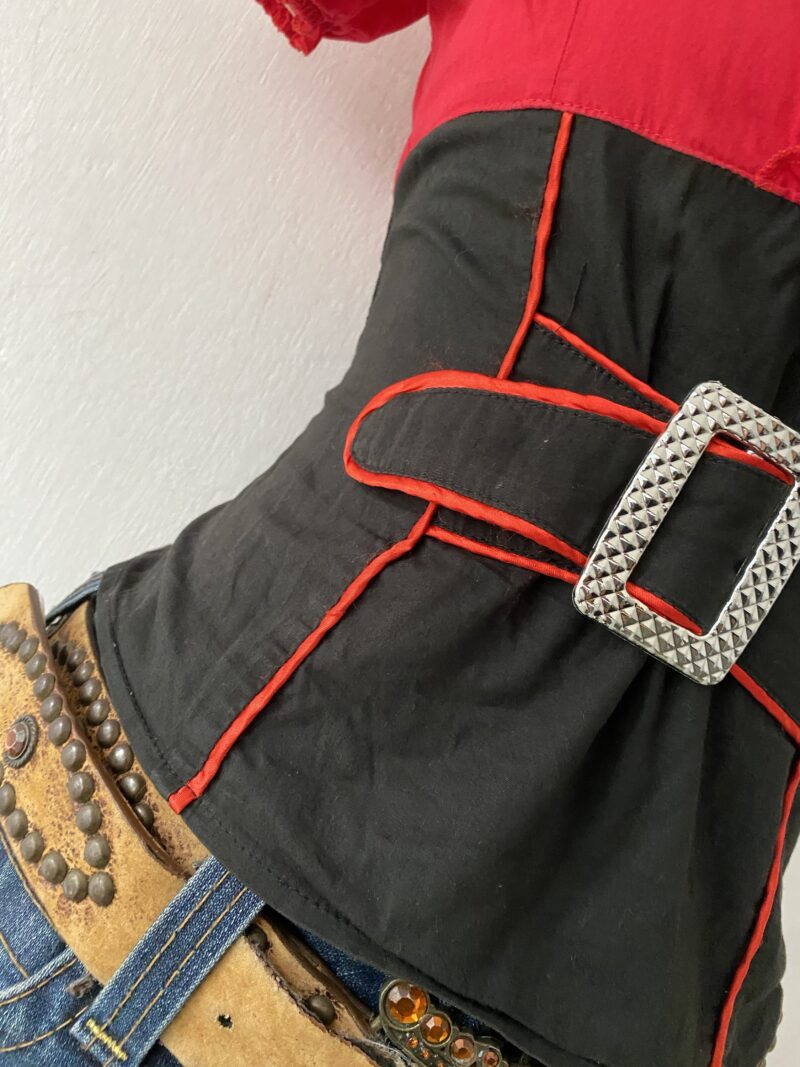 Red and black blouse with belt - Imagen 3
