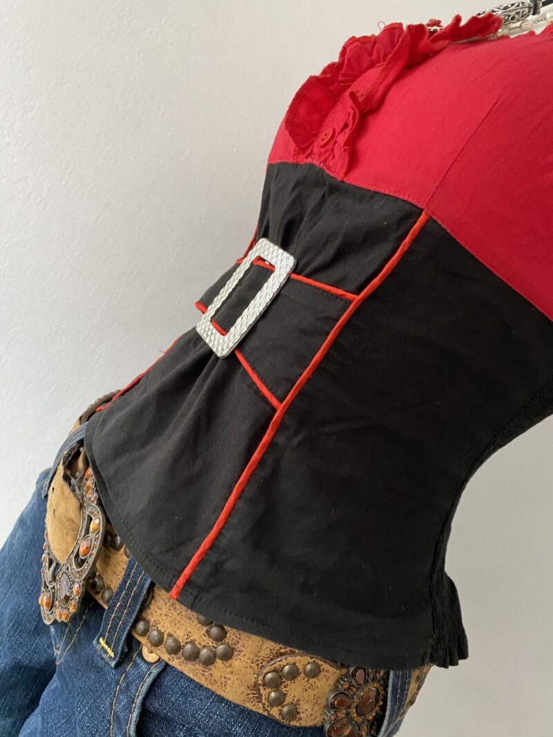 Red and black blouse with belt - Imagen 5