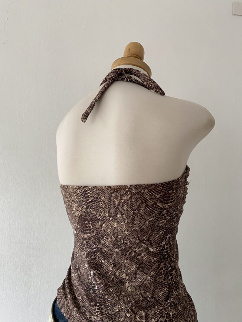 snake print top with gold hoop - Imagen 4
